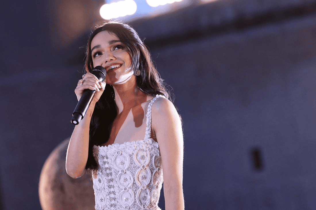 Rachel Zegler singing