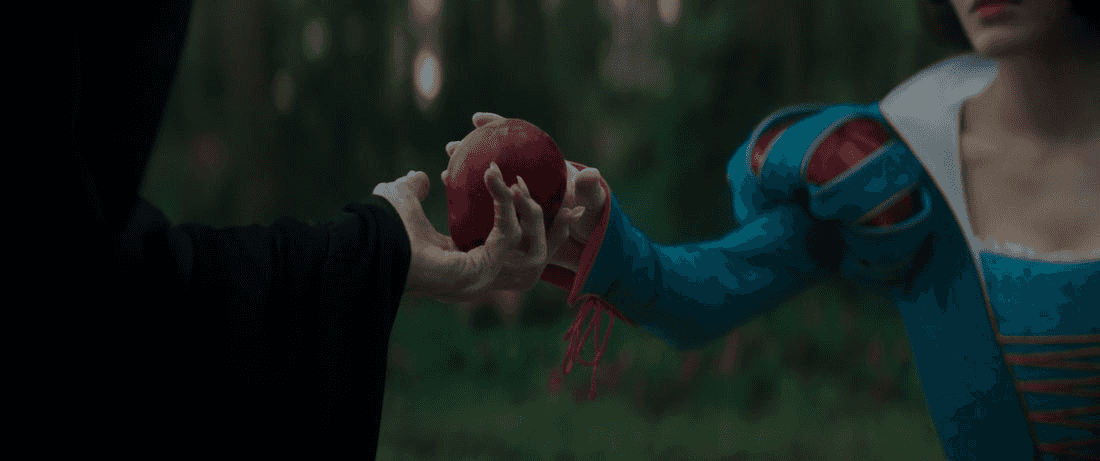 (L-R): Gal Gadot as the Evil Queen and Rachel Zegler as Snow White in Disney’s live-action SNOW WHITE. Photo courtesy of Disney. © 2024 Disney Enterprises Inc. All Rights Reserved.